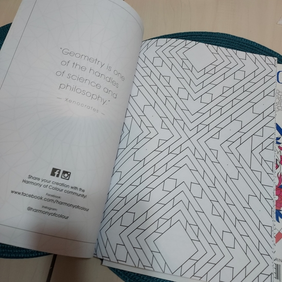 Geometric patterns and Zen colouring books - Picture 4 of 9